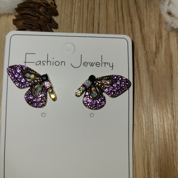🦋🦋NEW🦋🦋Gorgeous Butterfly Earrings in Purple - Picture 5 of 7